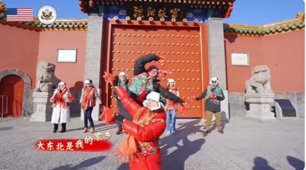 美驻沈阳外交官唱歌拜年。(视频截图)