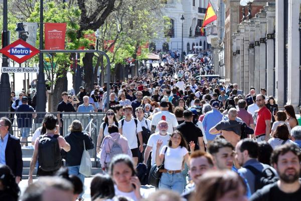 马德里市中心人们来来往往。（THOMAS COEX/AFP via Getty Images）