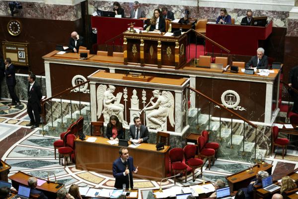 法国2026年预算法案在经过四个月的商讨终于正式通过，图为法国总理勒科尔尼在国民议会审议预算案期间讲话。（ALAIN JOCARD/AFP via Getty Images）