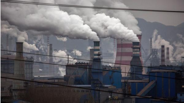 河北省一座钢厂,就近水池中出现严重污染的水。(图片来源:Getty Images)