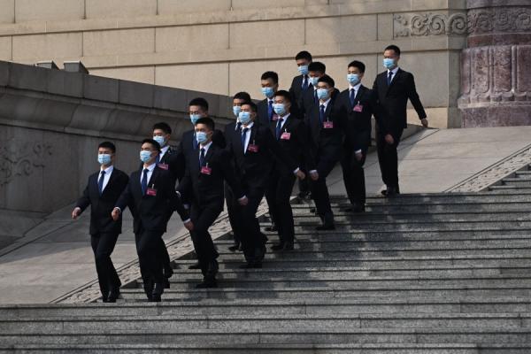 2024年3月10日,中共人民政治协商会议闭幕式后,安保人员在人民大会堂外行走。(图片来源:Getty Images)