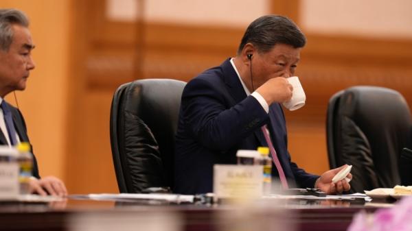 2025年9月2日,中共党魁习近平在北京人民大会堂会见塔吉克总统埃莫马利·拉赫蒙 (未图示) 时举杯喝茶。(图片来源:Parker Song - Pool / Getty Images)