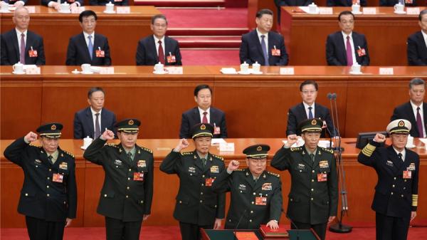 2023年3月11日，在全国人民代表大会第四次全体会议上，中共中央军委副主席张又侠和何卫东（前排）与新任中央军委委员一同宣誓就职。(Lintao Zhang/Getty Images)