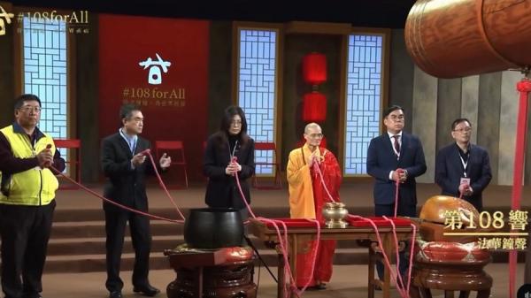 郑丽文祈福时，手中握着的红色绳子两度“狂抖”，相关影片掀起网友热议。（图片来源：视频截图）