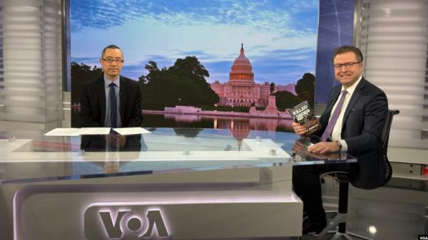 《按需杀戮》一书的作者、《大纪元时报》高级编辑杨杰凯(Jan Jekielek)2026年2月16日在美国之音总部演播室接受美国之音中文部专访。(图片来源：美国之音)