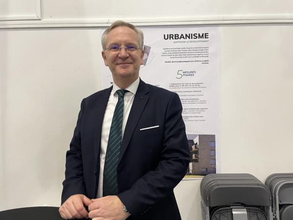 布西圣乔治市市长竞选人普瓦佑(摄影:林莲怡/看中国)