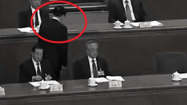 2026年3月4日的中共全国政协开幕式上，政治局常委、全国政协主席王沪宁向党魁习近平低头弯腰致意。（图片来源：视频截图）