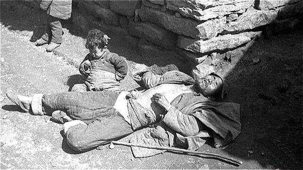 大饥荒中，被饿毙街头的中国农民。