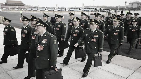 军事代表团成员抵达北京参加会议。(Getty Images)