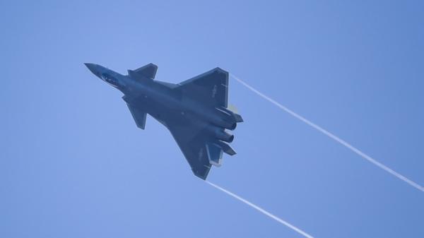 2016年11月1日，一架歼20战斗机在广东省珠海市举行的珠海航展上表演。（图片来源：Getty Images）