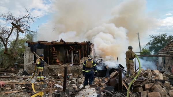 2025年8月26日，在乌克兰伊韦尔斯克，消防员在俄罗斯无人机袭击一栋房屋后，扑灭了大火。（Getty Images）