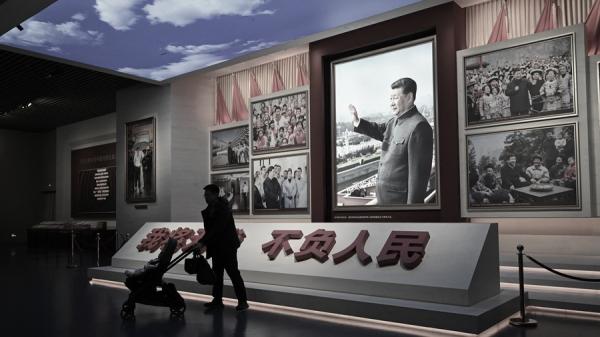 2026年3月1日,在全国人民代表大会年度会议开幕前夕,参观者走过位于北京的中国共产党博物馆。(图片来源:Pedro PARDO / AFP via Getty Images)