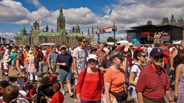 2012年7月1日,数千人聚集在加拿大首都渥太华的国会山,庆祝加拿大国庆日(George Rose/Getty Images)