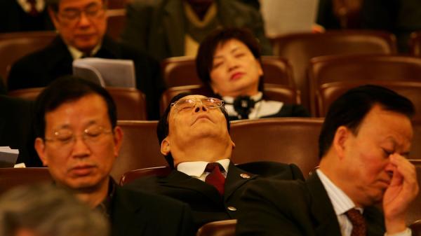 2007年3月5日，中共各代表团在出席全国人民代表大会开幕式时打瞌睡。（图片来源：Getty Images）