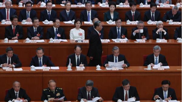 2026年3月9日，在北京召开中共全国人大会议，全国人大常委会委员长赵乐际（中）在发言后走回座位。（图片来源：Getty Images）