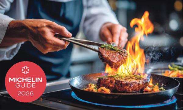 一位厨师在火上炙烤牛排。(123RF)