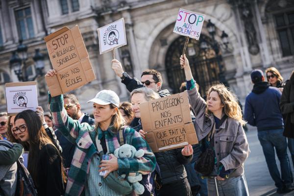 3月21日，在巴黎市政厅门前，抗议者手举写有“停止校园性暴力”“保护我们的小孩”等标语。（Amaury Cornu / Hans Lucas / AFP via Getty Images）