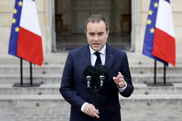 法国总理勒科尔尼于4月10日宣布加快交通和住房电气化的初步措施。（Ian LANGSDON / POOL / AFP via Getty Images）