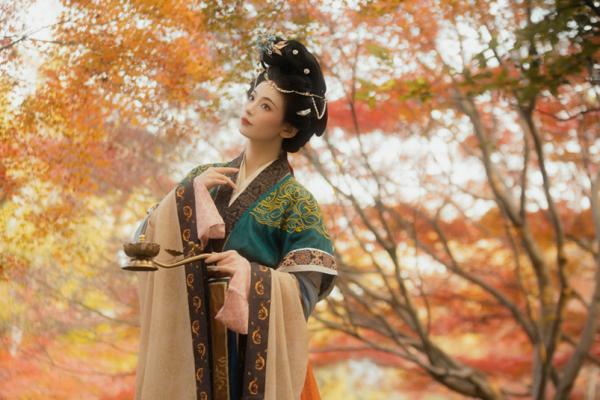 温婉淑贤的古代女子（Adobe Stock）