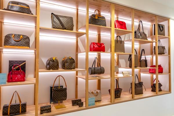 打折村内的二手奢侈品店Heritage（图片来源：巴黎万娜打折村）