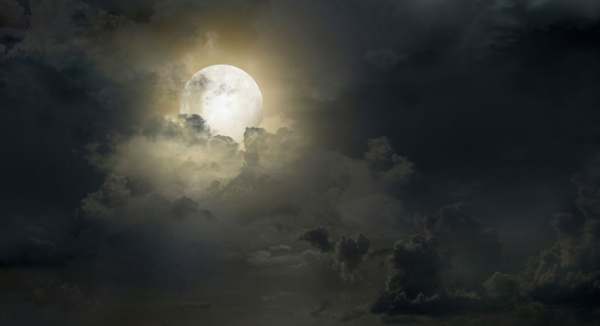月亮乌云夜晚         (图片来源：网络截图)