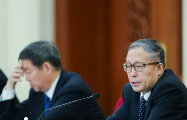 2017年3月7日，中共两会期间，时任天津市委书记李鸿忠（右）在北京人民大会堂举行的天津代表团审议政府工作报告的小组讨论中发表讲话。（图片来源：Getty Images）