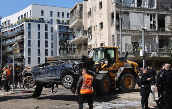 2026年3月24日，在以色列特拉维夫（Tel Aviv），以色列安全部队人员和紧急服务人员聚集在一处伊朗导弹袭击现场。（图片来源：Getty Images）