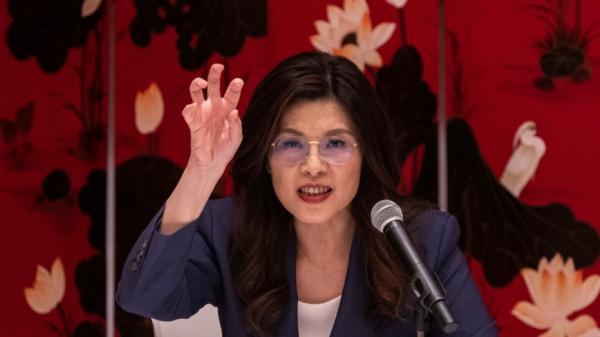 2026年4月10日,台湾国民党领袖郑丽文在北京举行的记者会上发表演说时做出手势。(图片来源:Getty Images)