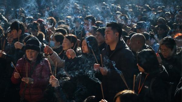 2026年2月17日,北京雍和宫人们焚香祈祷。(图片来源:Getty Images)