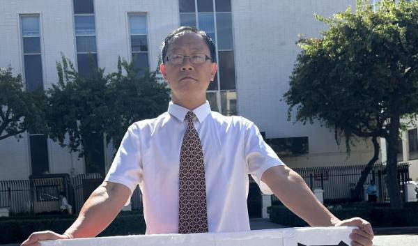 纪念“709维权律师大抓捕事件”十周年，中国著名维权律师游飞翥周三（2025年7月9日）在洛杉矶中共领馆前参加抗议活动。（游飞翥提供）