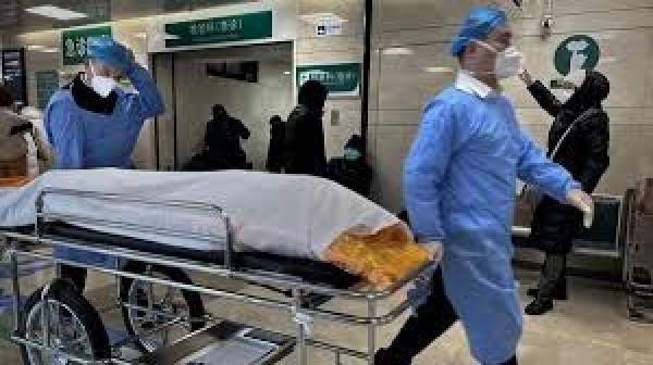 2023年1月2日，北京一家医院的医护人员用担架推着一具遗体。自中共突然解除严格的防控措施以来，新冠肺炎病例激增。（图片来源：Getty Images）