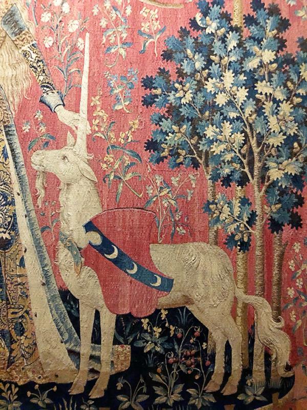 巴黎中世纪博物馆中展出的《贵妇与独角兽》挂毯中的独角兽（摄影：林莲怡/看中国）