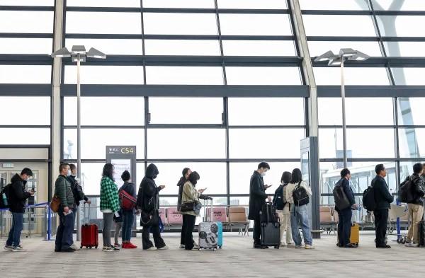 2023 年 3 月 20 日，中国上海浦东国际机场的乘客。（图片来源: ID:1474836864 Getty Images）
