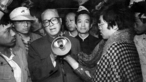 六四前夕,赵紫阳不计个人前程、官位,对学生说出心里话:“我们来得太晚了!......”(图片来源:合成图 今涛拍暗)