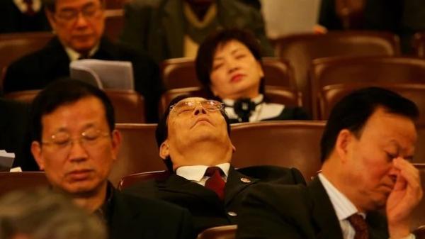 2007年3月5日，中共各代表团在出席全国人民代表大会开幕式时打瞌睡。（图片来源：Getty Images）