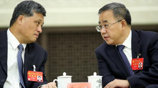 2017年10月19日，时任广东省委书记胡春华（右）与时任广东省省长马兴瑞（左）出席在中共第十九次全国代表大会会议。（图片来源：Getty Images）