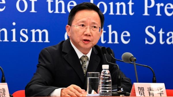 2021年7月31日，中共国家卫生健康委员会疾病防控局督察何庆华在北京举行的中共国务院联合防控机制新闻发布会上回答提问。（图片来源：Getty Images）