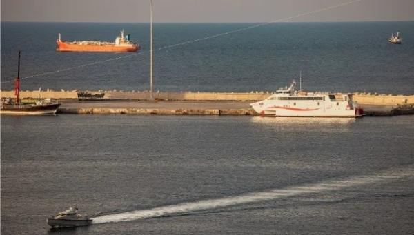 2026年3月30日，在阿曼马斯喀特（MUSCAT, OMAN），一艘警用快艇在霍尔木兹港口巡逻，同时油轮和高速船只停泊在霍尔木兹海峡附近的马斯喀特锚地。（图片来源：Getty Images）