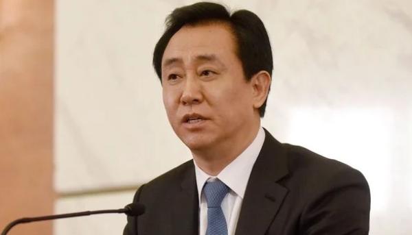 2016年3月6日，中共第十二届全国人民代表大会第四次会议期间，时任第十二届全国政协常委、恒大集团董事长许家印在新闻发布会上发言。（图片来源：Getty Images）