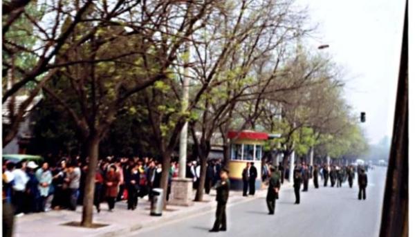 1999年4月25日，上万名在北京上访的法轮功学员被警察引导站在中南海西边的府右街上。现场有大量的警察把守，但面对和平、理性的上访者，他们显得放松自如。（图片来源：明慧网）