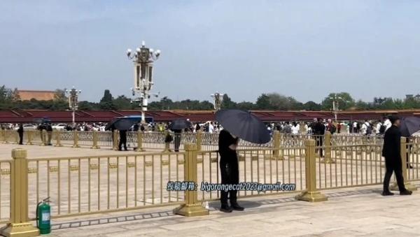 北京天安门近期戒备森严，黑衣人五步一岗十步一哨。（图片来源：怕以后截图）