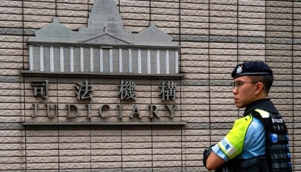 2025年8月28日，一名警员在香港西九龙法庭外站岗。示意图（图片来源：VERNON YUEN/AFP via Getty Images）