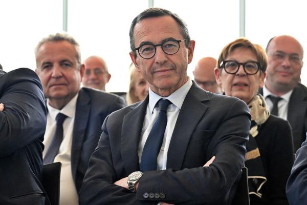 法国共和党党员推选该党主席勒塔约（中）为总统候选人。（Jean-Christophe VERHAEGEN / AFP via Getty Images）