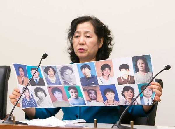 2016年5月26日,在美国华盛顿国会大厦的座谈会上,王春彦展示了16位在中国被迫害致死的法轮功朋友的照片。