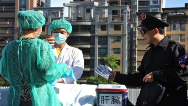 2014年7月20日，法轮功学员在台北举行的活动中演示了中共窃取人体器官出售的场景。（图片来源：Getty Images）