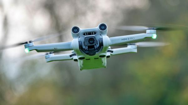 一架大疆Mini 3 Pro无人机（Matt Cardy/Getty Images）
