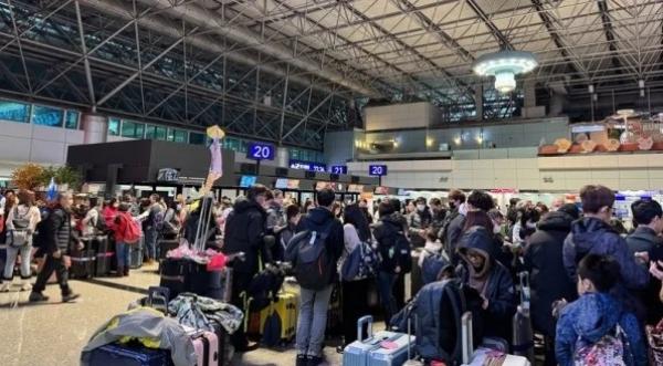 台湾桃园国际机场准备出国的旅客。（图片来源：中央社）