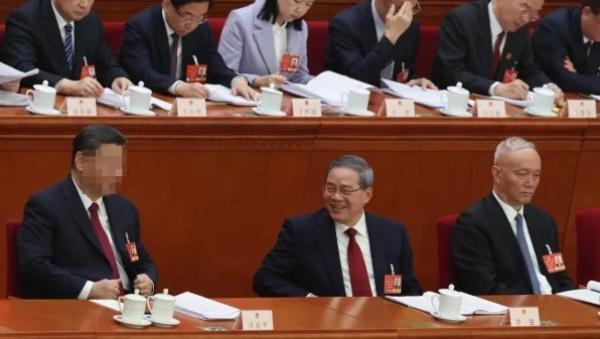 2025年3月5日，中共党魁习近平、中共国务院总理李强和中央办公厅主任蔡奇出席中共全国人大会议开幕式。（图片来源：Lintao Zhang/Getty Images）