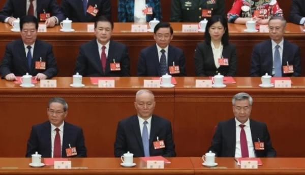 2025年3月11日，中共国务院总理李强、中央政治局常委蔡奇、副总理李希等在北京人民大会堂出席中共第十四届全国人民代表大会第三次会议闭幕式。（图片来源：Getty Images）
