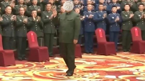 中共党魁习近平接见军队官兵。（图片来源：看中国合成图）
